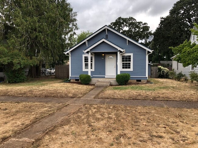Building Photo - Comfortable 3-Bedroom Home with Huge Backy...