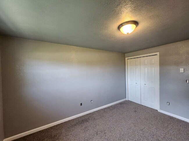 Building Photo - Updated 1 bedroom Upper - Kaukauna
