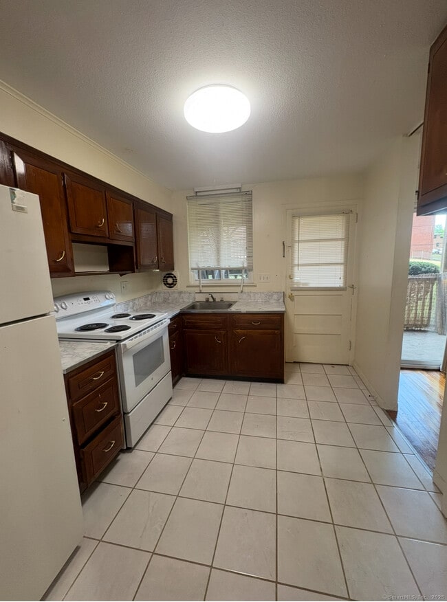 Building Photo - 492 Fountain St