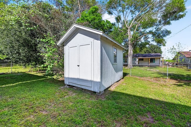 Building Photo - 729 Loggins Dr