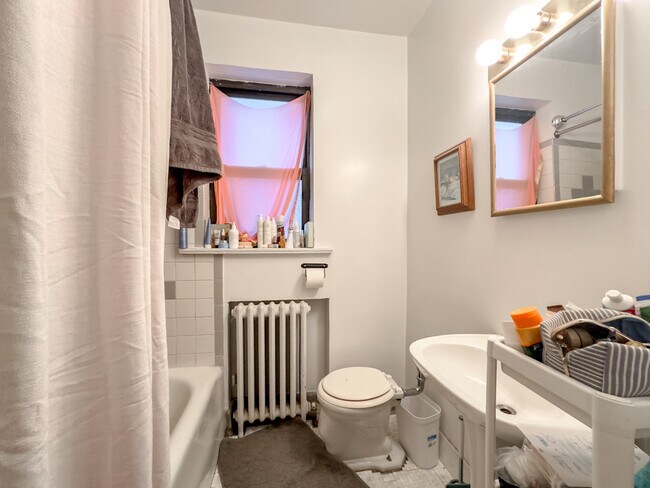 Building Photo - 3345 N Marshfield Ave