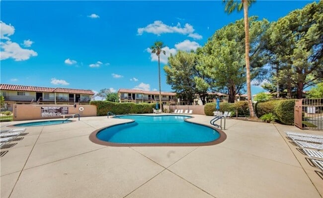 Building Photo - CLEAN & QUIET 2 BED 1 BATH CONDO