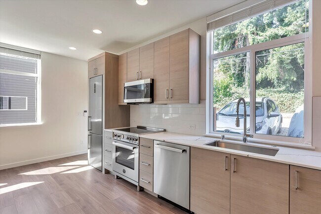 Building Photo - 1907 15th Ave S