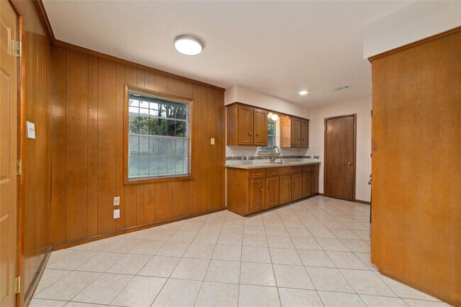 Building Photo - 7615 Barberton Dr