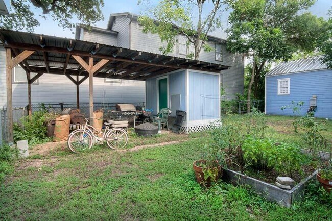 Building Photo - 609 W 35th St