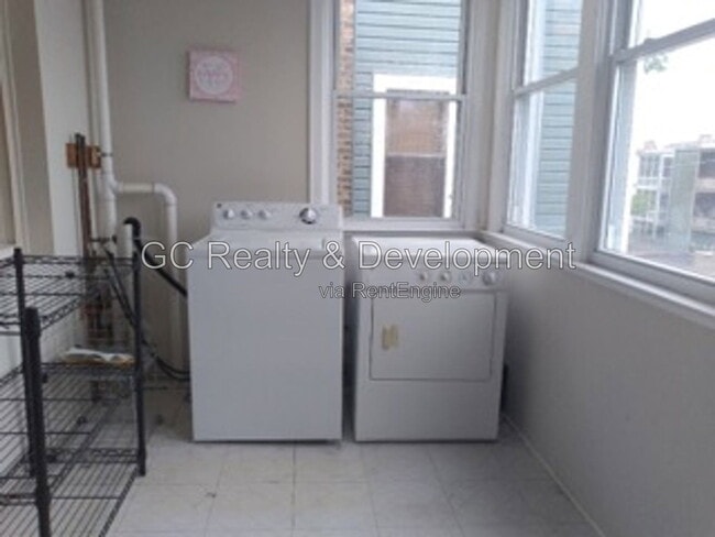 Building Photo - 1306 W Cornelia Ave