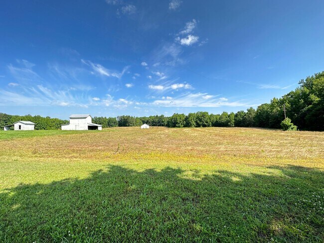 Building Photo - Fully Furnished/Inclusive 2 Bedroom/1 Bathroom Rancher For Rent