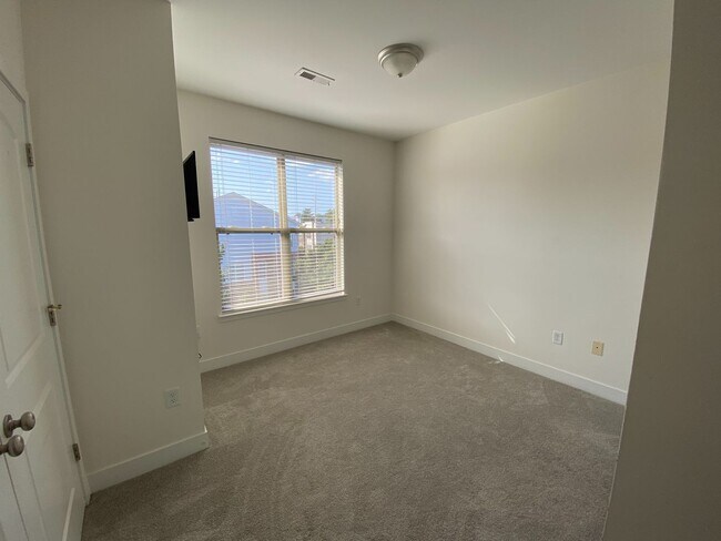 Building Photo - Room in 3 Bedroom Townhome at Seigle Point Dr