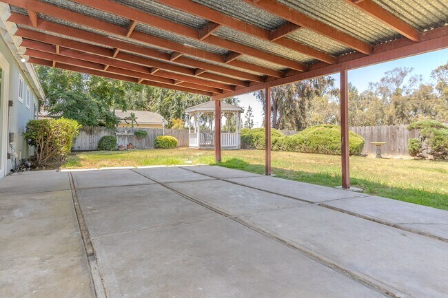 Building Photo - Refreshed Spacious 3 Bed/2 Bath Home in La Mesa!