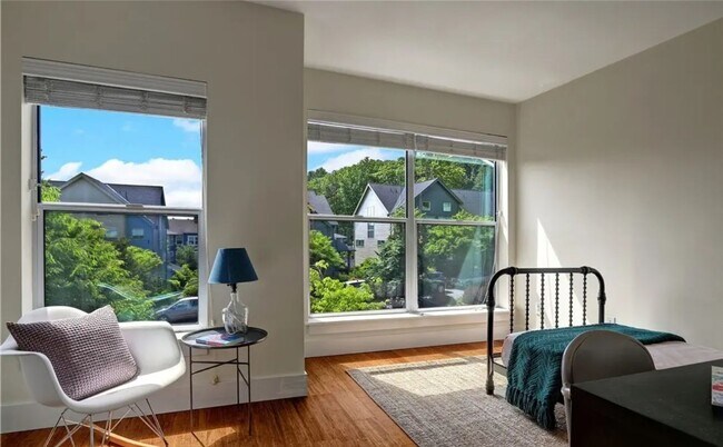Building Photo - Bright & Spacious Townhome for Rent in a Charming, Tree-Lined Neighborhood