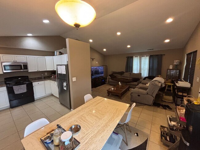 Building Photo - Beautiful Ogden home close to Fort Riley!
