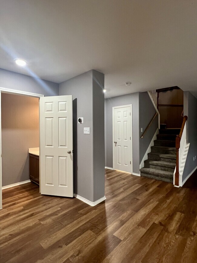 Building Photo - 9411 Rainbow Creek