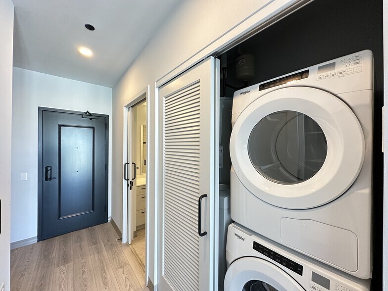 Building Photo - 2155 N Elston Ave