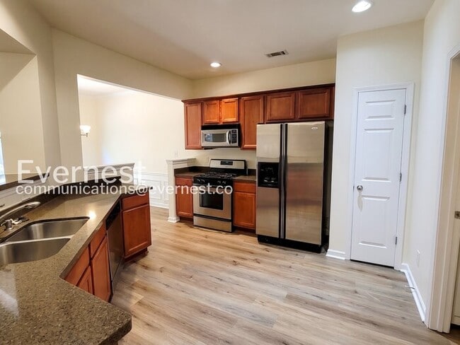 Building Photo - 3 Bed/2.5 Bath Townhome with Modern Amenities
