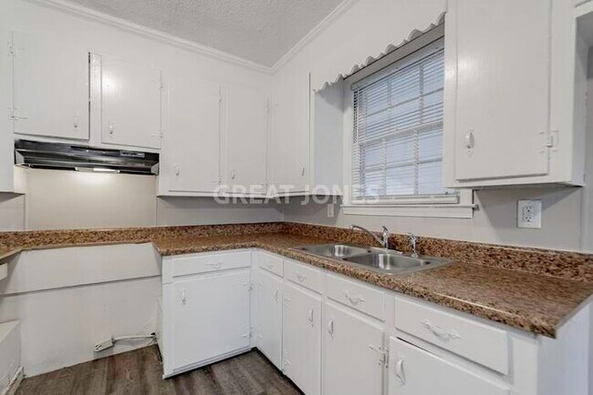 Building Photo - 1209 Hemlock St