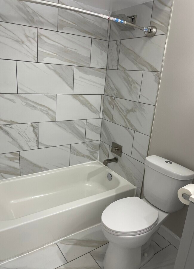 Building Photo - 1534 W Farwell Ave