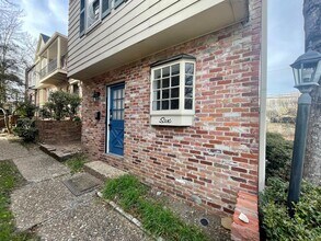 Building Photo - Townhome with Pool!