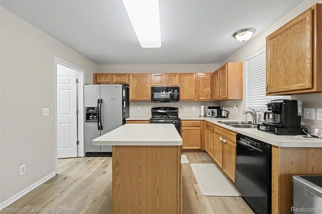 Building Photo - 7055 Oakridge Dr