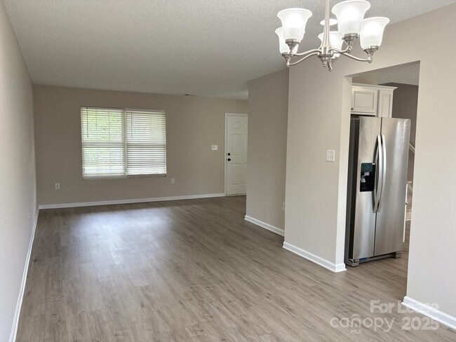 Building Photo - 2303 Highland Park Dr