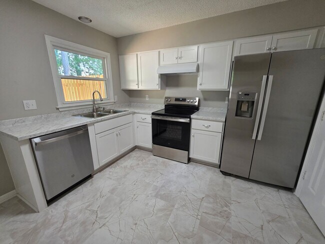 Building Photo - Move in Ready Townhouse l!