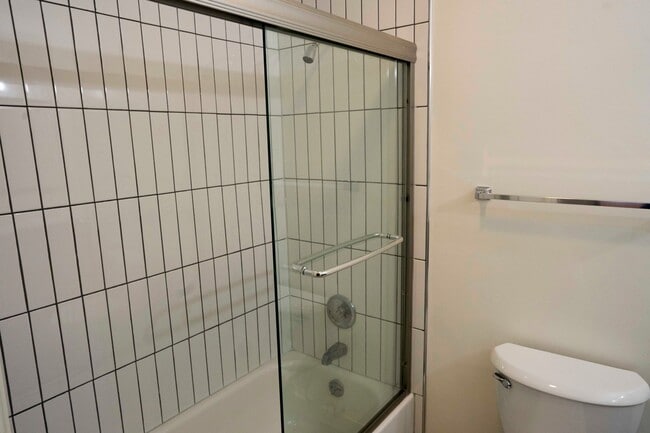 Building Photo - Mid-floor Flat in a duplex located in the Inner Richmond / Laurel Heights.