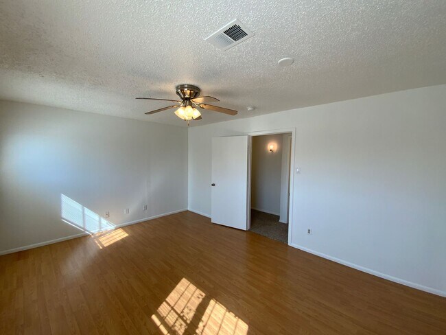 Building Photo - 3 Bedroom Single Story Home Available Near...
