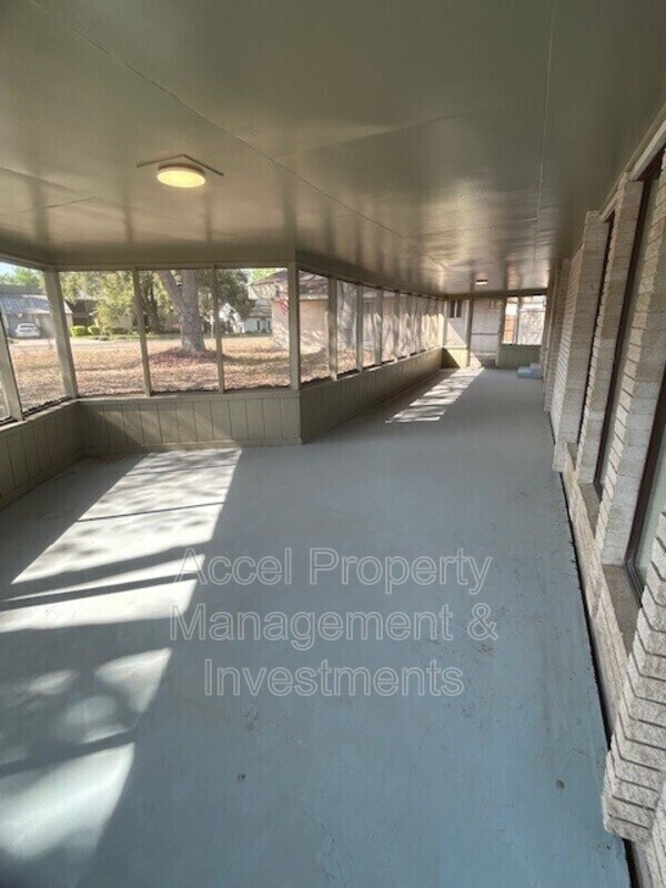 Building Photo - 1416 Grovewood Dr