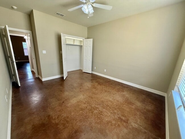 Building Photo - Elegant 4-bed/2-bath plus Garage!