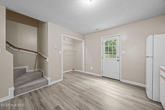 Building Photo - 117 Mesa Ln