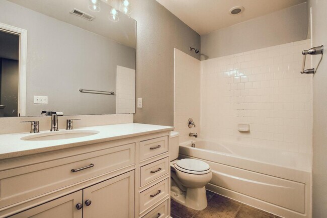 Building Photo - 3 Bed 2.5 Bath End Unit Home with FENCED Y...