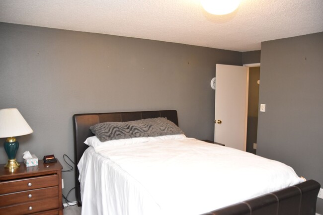 Building Photo - 2 Bedroom 1.5 Bath University Place Condo ...