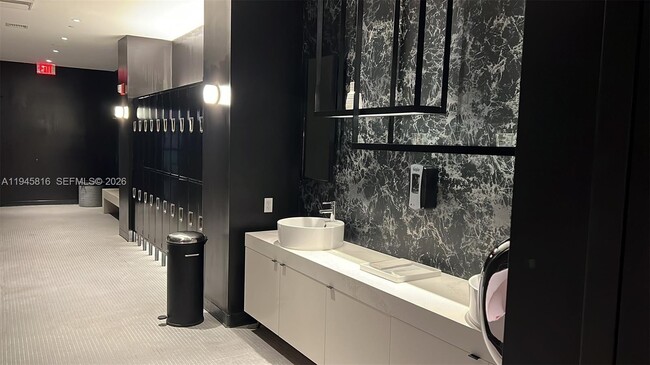 Building Photo - 121 NE 34th St