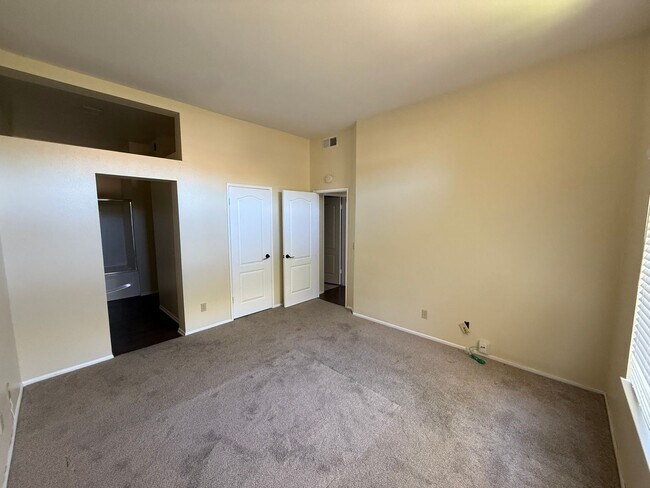 Building Photo - Lovely 2 Bedroom, 2 Bath First-Floor Condo...