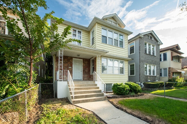 Building Photo - 727 W 117th St