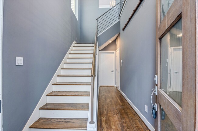 Building Photo - 802 W Drew St