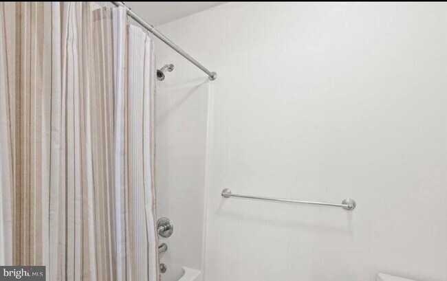 Building Photo - 10 Lenox Ct