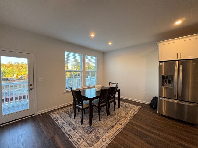 Building Photo - Modern 4 Bed 3.5 Bath Interior Townhome In...