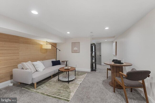 Building Photo - 737 Dolphin St