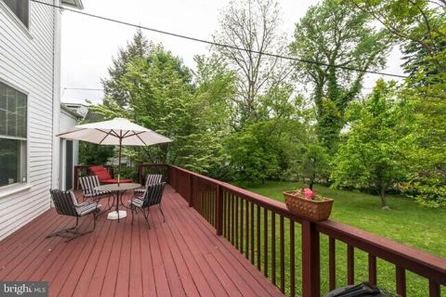 Building Photo - 720 Gladstone Ave