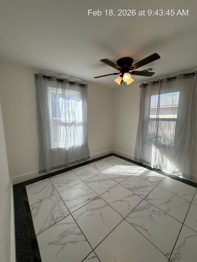 Building Photo - Woodlake Home! Available Now!