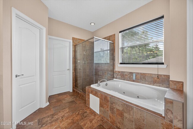 Building Photo - 13725 Devan Lee Dr N