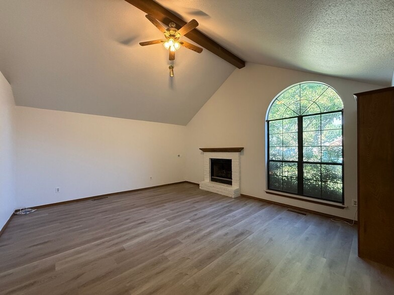 Building Photo - 213 Brackendale Ln