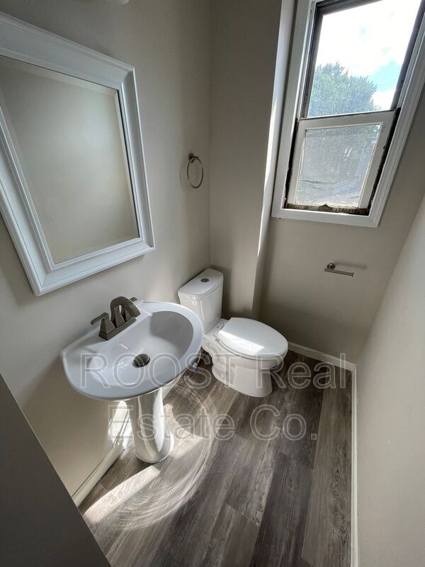 Building Photo - 482 E Markison Ave