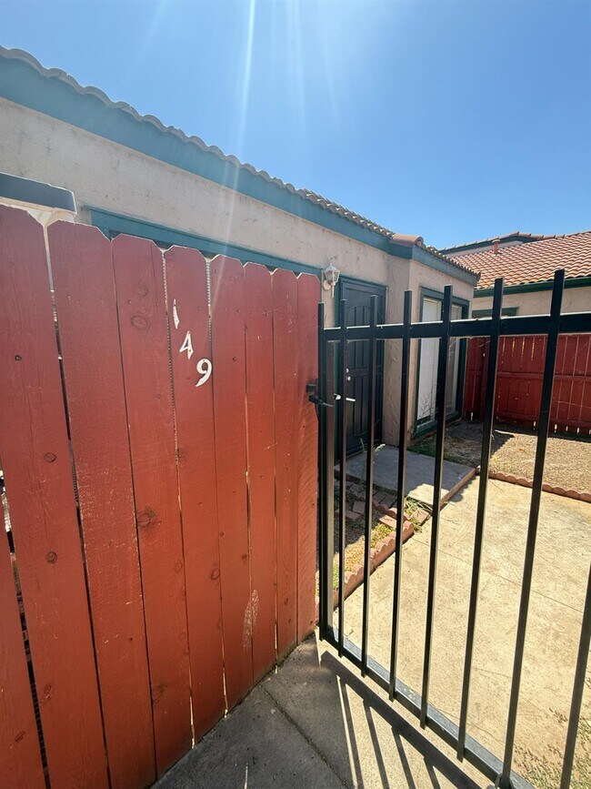 Primary Photo - 5965 E Shields Ave