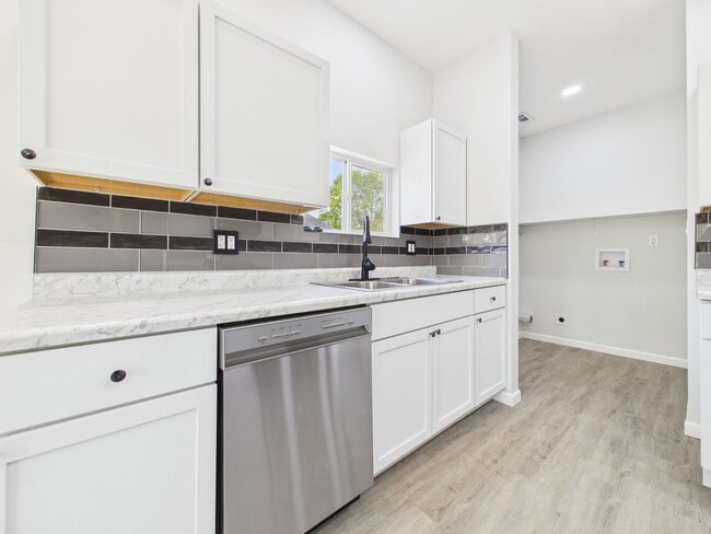 Building Photo - 208 S Woodworth Ave
