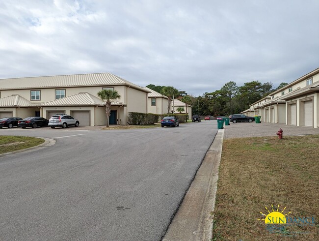 Building Photo - Beautiful Townhouse close to Eglin and Hur...