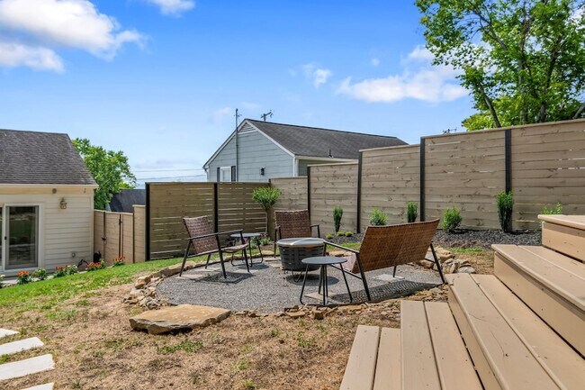 Building Photo - 3804 Lookout Dr