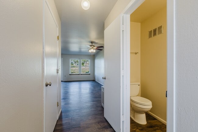 Building Photo - 21 W Golf Pl