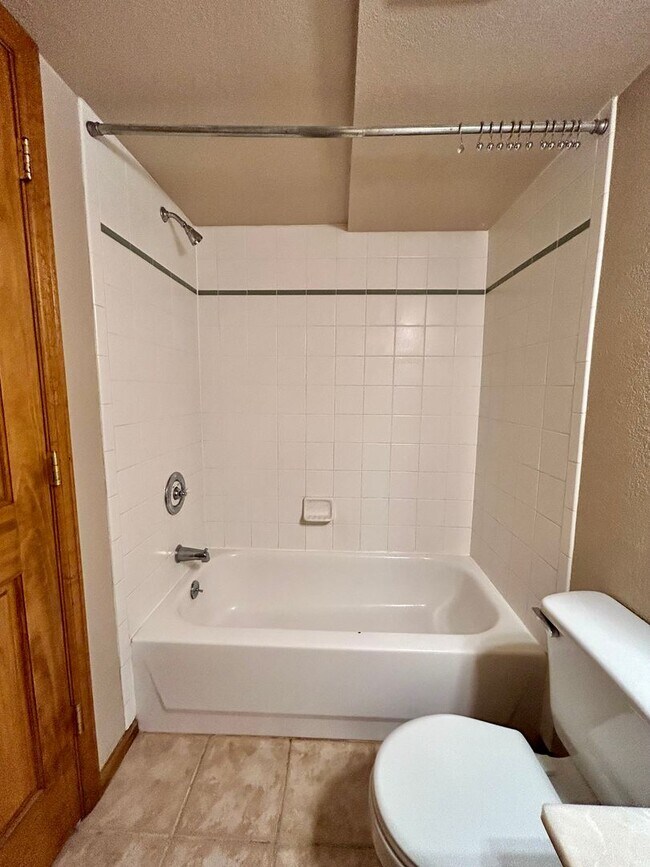 Building Photo - Beautiful & Bright Corner Condo in North Boulder