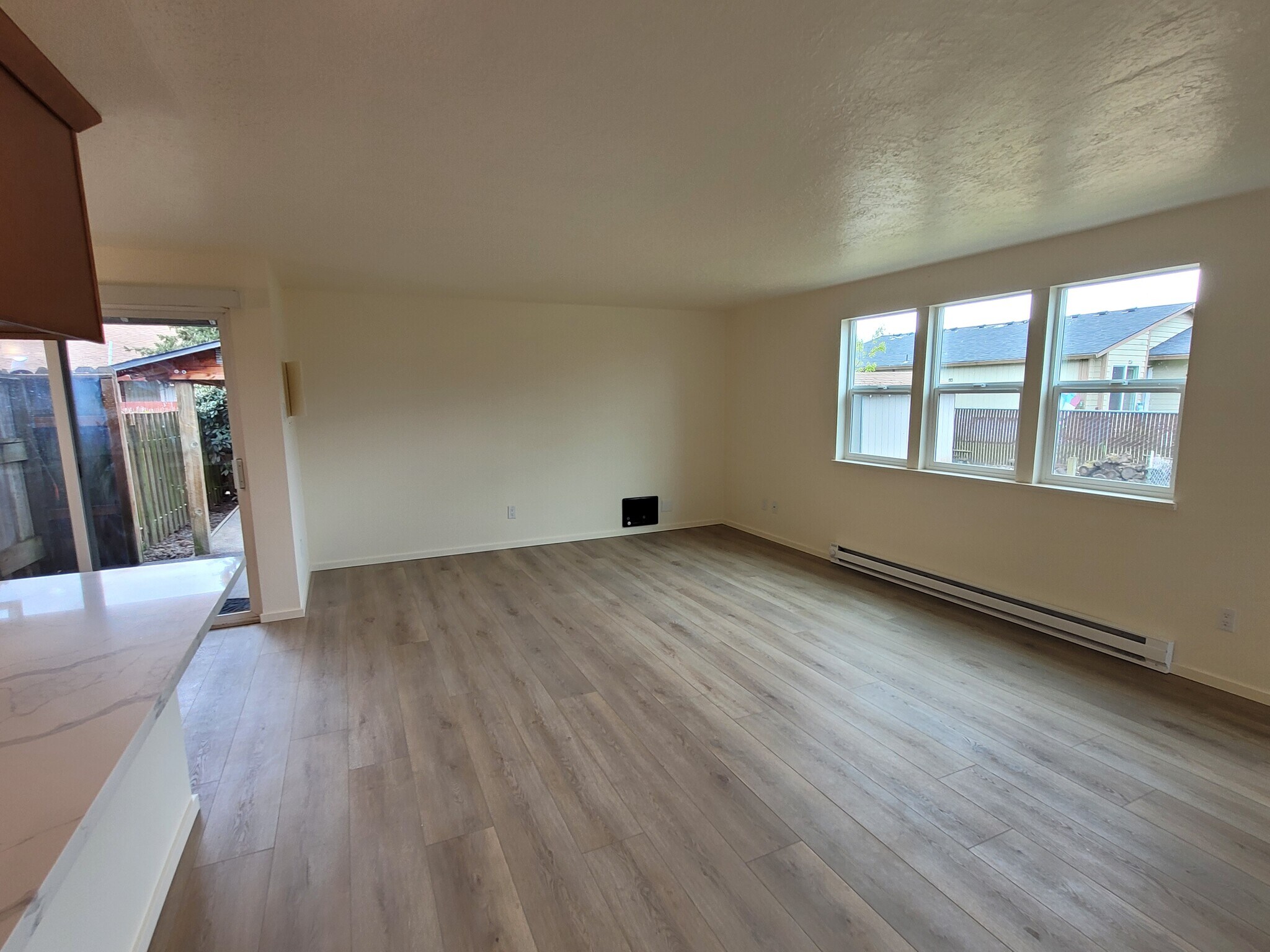 apt a living room - 1045 S Jasper St